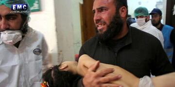This photo provided on Tuesday April 4, 2017, by the Syrian anti-government activist group Edlib Media Center, that is consistent with independent AP reporting, shows a man carrying a child following a suspected chemical attack, at a makeshift hospital in the town of Khan Sheikhoun, northern Idlib province, Syria. The suspected chemical attack killed dozens of people on Tuesday, Syrian opposition activists said, describing the attack as among the worst in the country's six-year civil war. (Edlib Media Center, via AP)rn / AFP PHOTO / Mohamed al-Bakour / ADDING INFORMATION IN CAPTION siria Khan Sheikhun  ataque con gas agente nervioso en siria guerra civil en siria uso de armas quimicas