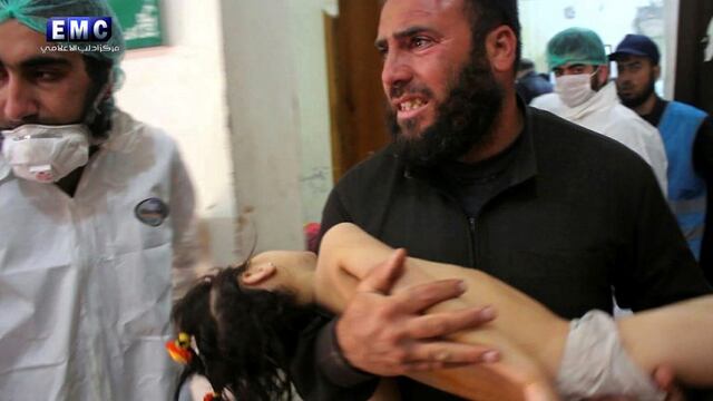 This photo provided on Tuesday April 4, 2017, by the Syrian anti-government activist group Edlib Media Center, that is consistent with independent AP reporting, shows a man carrying a child following a suspected chemical attack, at a makeshift hospital in the town of Khan Sheikhoun, northern Idlib province, Syria. The suspected chemical attack killed dozens of people on Tuesday, Syrian opposition activists said, describing the attack as among the worst in the country's six-year civil war. (Edlib Media Center, via AP)rn / AFP PHOTO / Mohamed al-Bakour / ADDING INFORMATION IN CAPTION siria Khan Sheikhun  ataque con gas agente nervioso en siria guerra civil en siria uso de armas quimicas