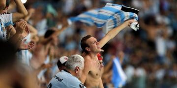 CAF1511\u002E PORTO ALEGRE (BRASIL), 23/06/2019\u002E- Aficionados de Argentina animan a su equipo este domingo, durante el partido del Grupo B de la Copa América de Fútbol 2019, entre Catar y Argentina, en el Estadio Arena do Grêmio de Porto Alegre, (Brasil)\u002E EFE/ Juan Ignacio Roncoroni