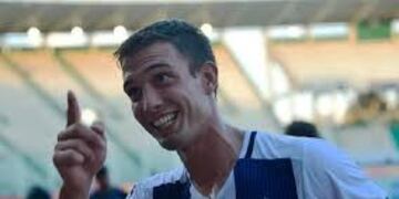 Tras la fecha de suspensión, Juan Cruz Komar reaparece en la zaga\u002E