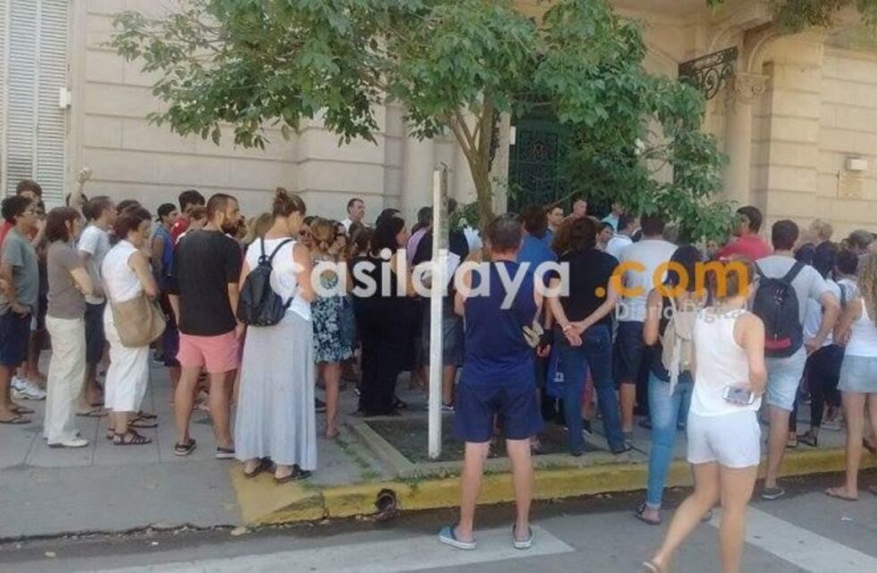 Una multitud de casildenses pidió el cierre de Monticas frente a la Intendencia