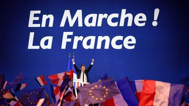 French presidential election candidate for the En Marche ! movement Emmanuel Macron waves at the audience during a meeting at the Parc des Expositions in Paris, on April 23, 2017, after the first round of the Presidential election.nCentrist Emmanuel Macron and far-right leader Marine Le Pen emerged as the projected winners of a nail-biting first round presidential vote in France. / AFP PHOTO / Eric FEFERBERG