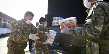 Personal militar empezó a trabajar en el armado de bolsones para repartir en Rosario\u002E (Min\u002E Defensa)