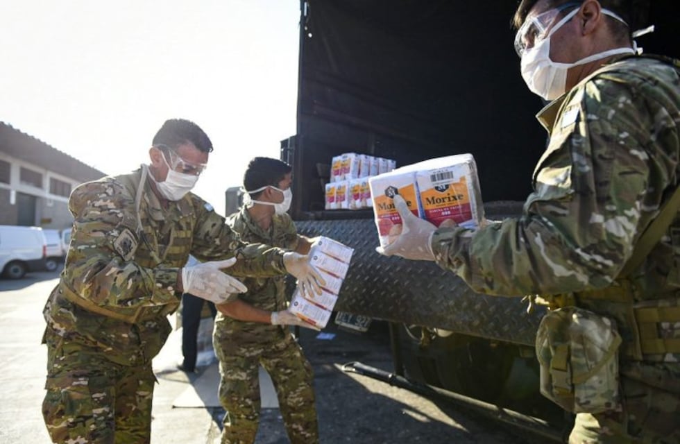 Coronavirus: con personal militar comenzó la preparación de bolsones para repartir en Rosario