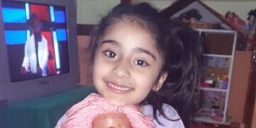 La nena que extravió a su muñeca Keka, sosteniéndola\u002E