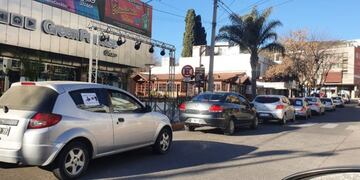 Masiva caravana de autos por Andrea Castana en Carlos Paz\u002E (Foto: VíaCarlosPaz)\u002E