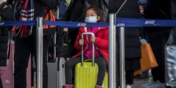 Prague (Czech Republic), 27/01/2020\u002E- A child wears mask as she sits on her luggage at a check-in area of the Vaclav Havel airport in Prague, Czech Republic, 27 January 2020\u002E The Prague Airport started screening incoming passengers from China and placed information signs at the terminals advising what passengers should do when they arrive from areas affected by the coronavirus outbreak and showing signs of illness\u002E Authorities around the world are stepping up measures to deter the spread of the coronavirus, which was reported first in China's Hubei province\u002E (República Checa, Praga) EFE/EPA/MARTIN DIVISEK