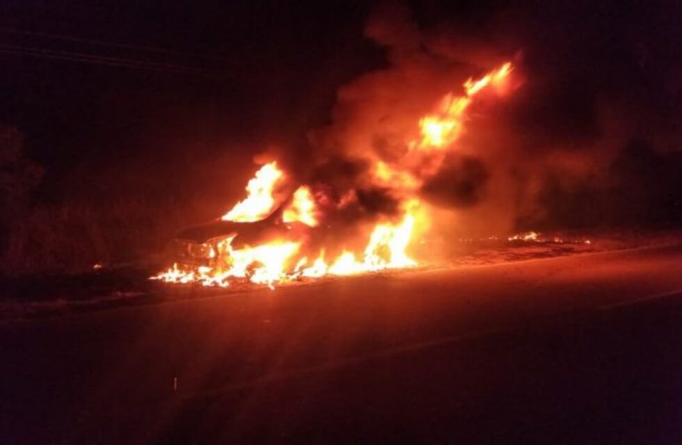Colonia Tirolesa: se prendió fuego un auto en plena ruta