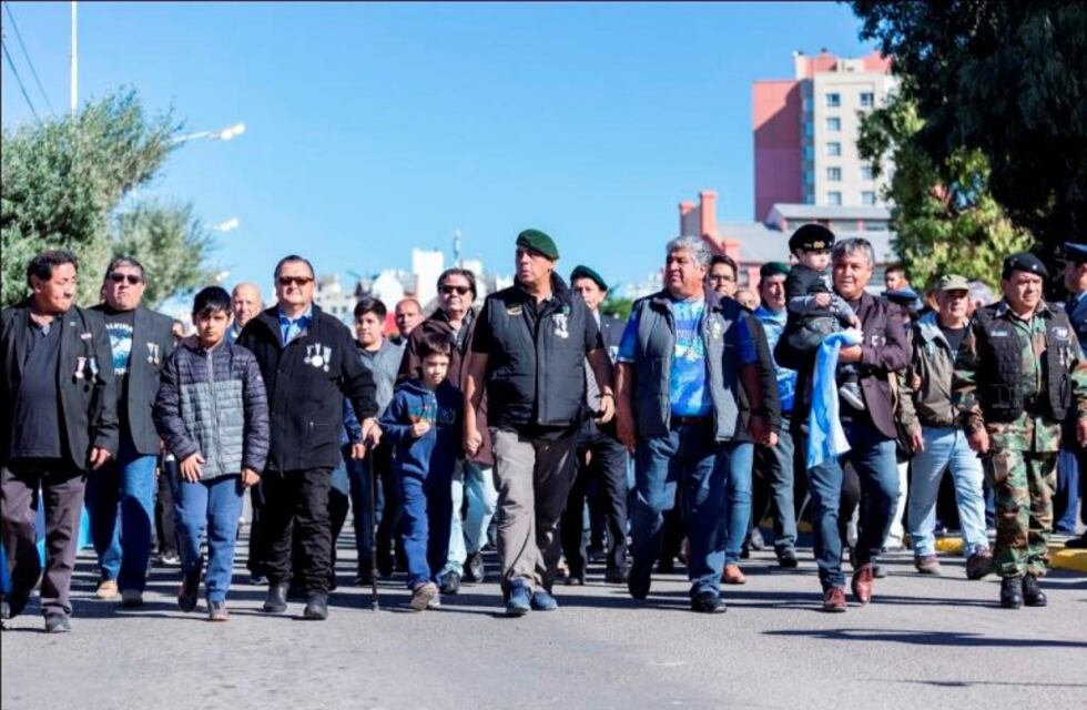 Malvinas: el desfile reunió a la comunidad en el homenaje a los caídos y veteranos