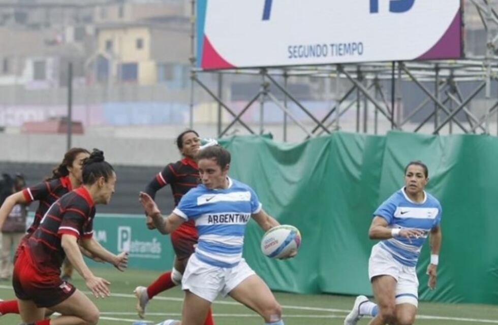 Las chicas del Seven quintas en Lima con la misionera Pedrozo