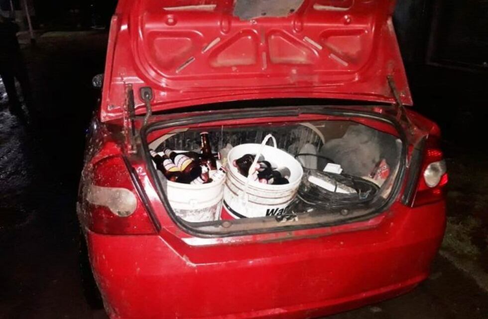 Manejaban borrachos en plena cuarentena y con el auto lleno de botellas