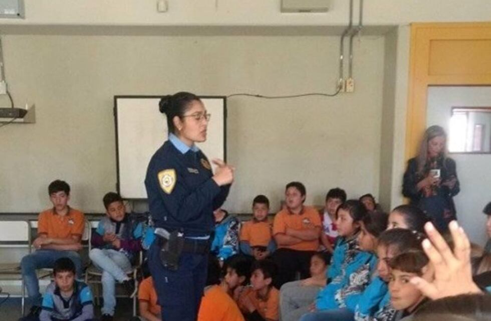 Policía caminera visita escuelas de la ciudad