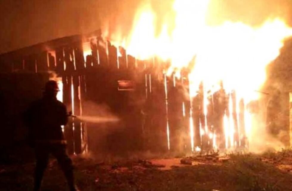 Les robaron, le incendiaron la casa y ahora quedaron en la calle