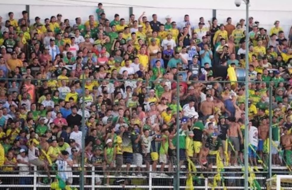 El gesto discriminatorio de un hincha de Defensa y Justicia hacia los jugadores del Santos