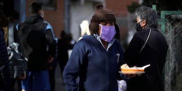 A man carries a plate of food from a soup kitchen in the 1\u002E11\u002E14 neighborhood during a government-ordered lockdown to curb the spread of the coronavirus in Buenos Aires, Argentina, Friday, May 29, 2020\u002E (AP Photo/Natacha Pisarenko)