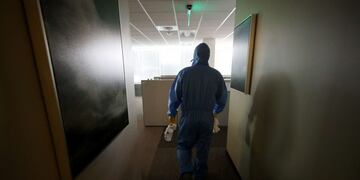 HUNT VALLEY, MARYLAND - MARCH 21: Maryland Cleaning and Abatement Services employees Alec Pine helps with a preventative fogging and damp wipe treatment at an office building on March 21, 2020 in Hunt Valley, Maryland\u002E The outbreak of the COVID-19 pandemic has sparked more proactive measures at businesses to combat the spread of the coronavirus\u002E Rob Carr/Getty Images/AFP\n== FOR NEWSPAPERS, INTERNET, TELCOS & TELEVISION USE ONLY ==