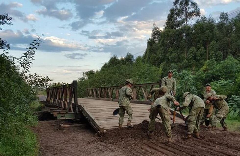 Ya está instalado el puente Bailey en Colonia Carolina