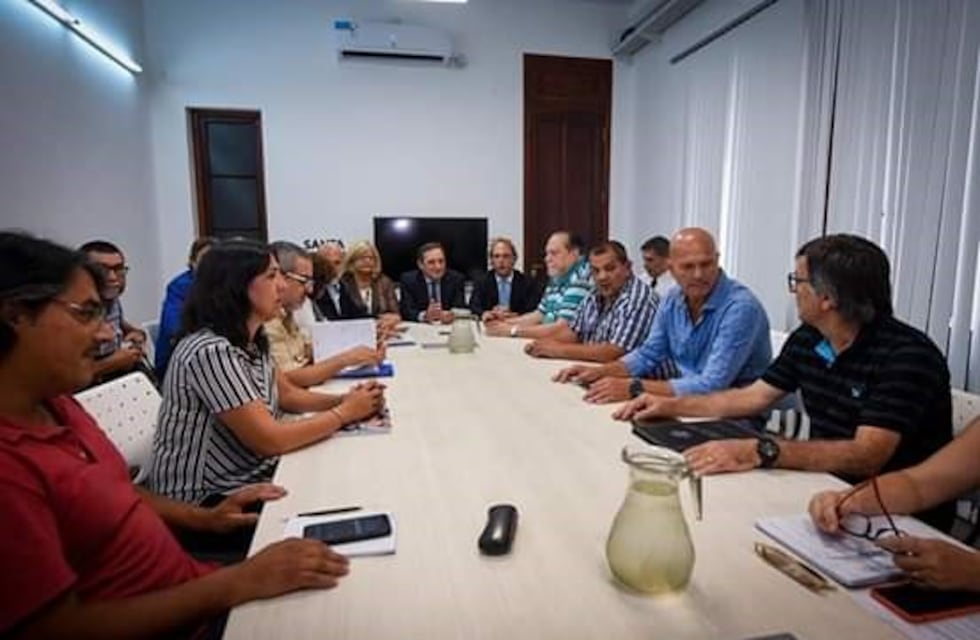 La Provincia convocó a paritarias a estatales y docentes este lunes