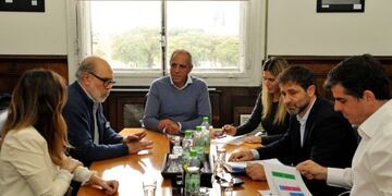 El secretario de Provincias y Municipios, Alejandro Caldarelli, en representación del Ministerio del Interior, Obras Públicas y Vivienda; y el secretario de Hacienda, Rodrigo Pena con el Ministro Jorge Ibáñez\u002E