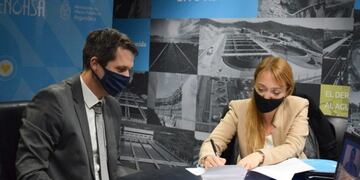 El intendente Sebastián Bragagnolo, el titular de ENOHSA Enrique Cresto y la senadora nacional Anabel Fernández Sagasti, firmaron el desembolso\u002E