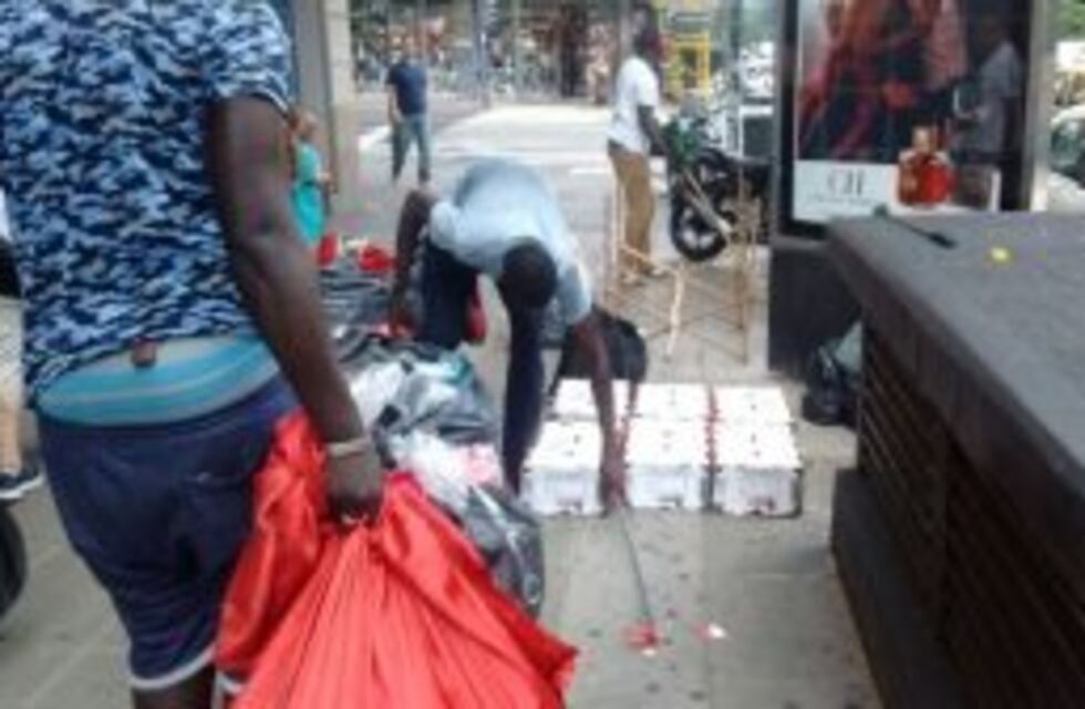 Manteros desalojados sostienen que pagan 400 pesos diarios a la policía