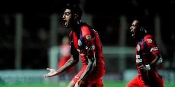 Román Martínez festeja su gol ante Junior\u002E (Olé)