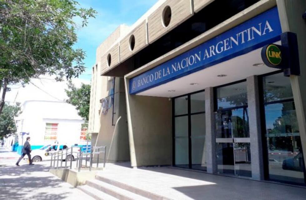 Se le escaparon dos tiros de la ametralladora a un policía en un banco de Santa Rosa