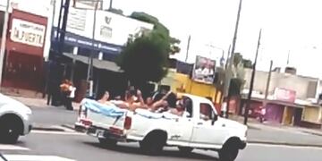 Cordobeses con una pileta de lona puesta en la parte trasera de una camioneta\u002E