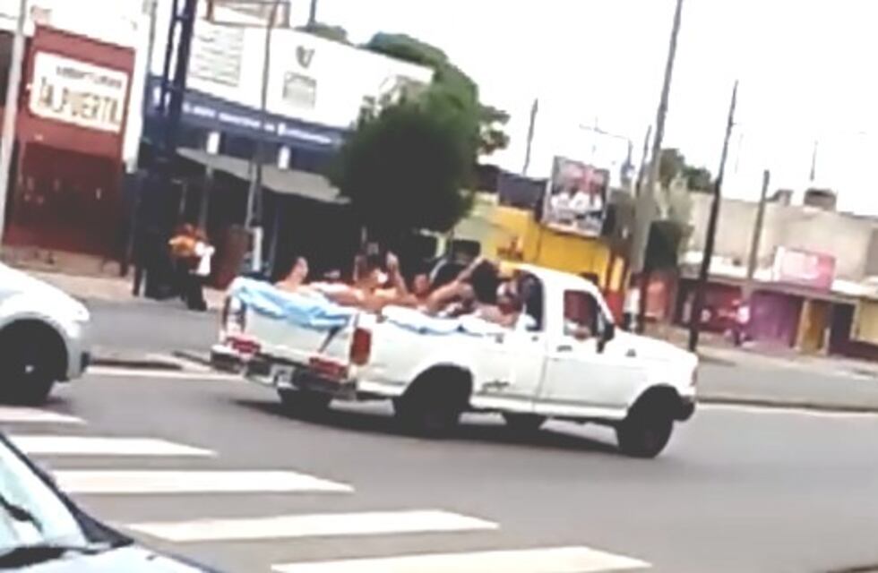 Ante el calorón, ingenio cordobés: metieron pileta de lona en una camioneta y salieron de paseo