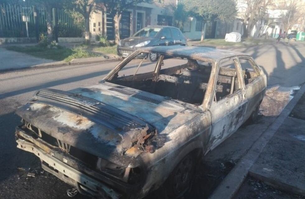 Cuatro vehículos fueron incendiados en diversas zonas de la ciudad