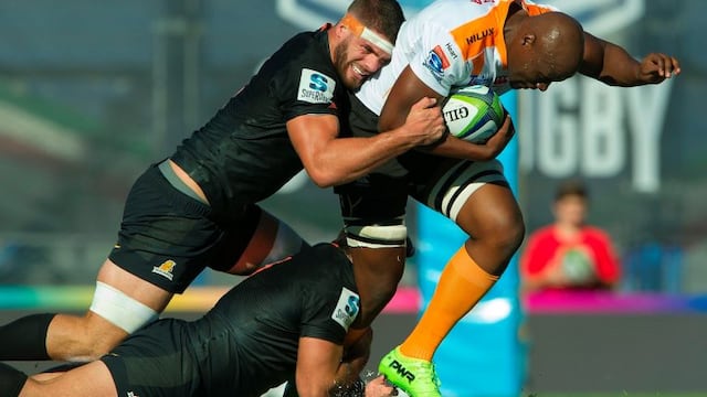 South Africa's Cheetahs hooker Teboho Mohoje (R) is tackled by Argentina's Jaguares prop Santiago Garcia Botta (L-bottom) and lock Marcos Kremer during their Super Rugby match at Jose Amalfitani stadium in Buenos Aires, Argentina on March 18, 2017. / AFP