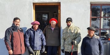 Policía Rural y Bomberos de El Calafate asisten a una familia en una estancia