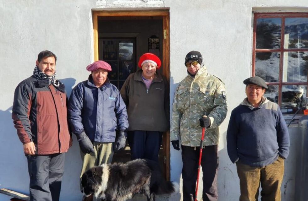 Policía Rural y Bomberos de El Calafate asisten a una familia en una estancia