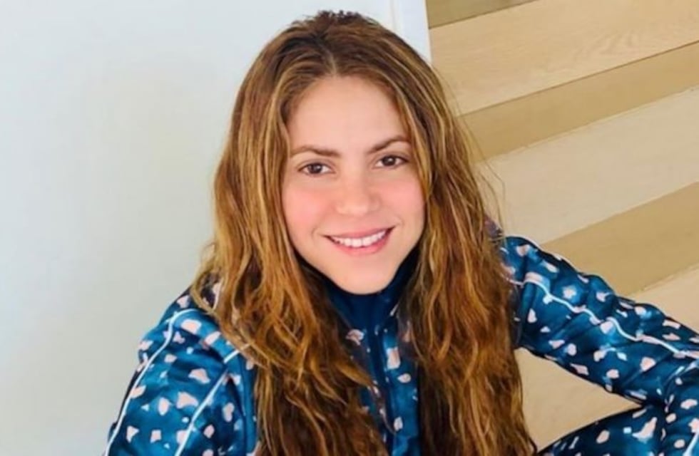 Shakira posó de espaldas en la playa con una bikini que ella misma diseñó
