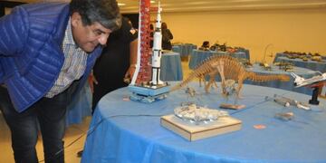 Juan Carlos Arcando visitando la exposición de maquetas\u002E