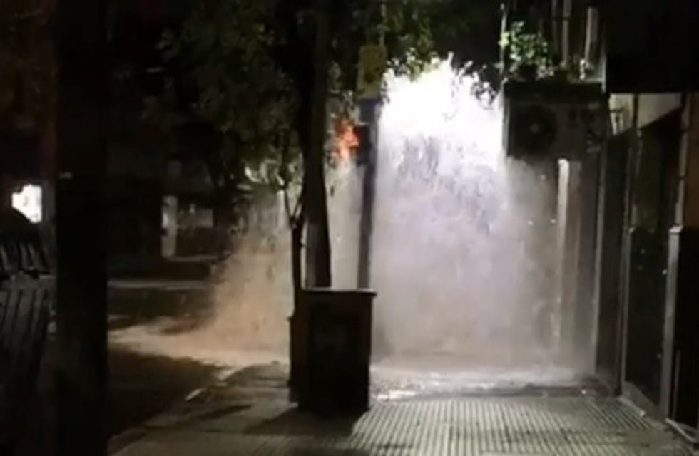Se rompió un caño maestro de agua que generó complicaciones en Caballito