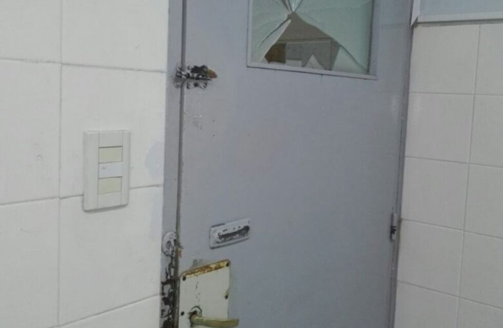 Le pegó una piña a una ventana de un centro de salud donde atendían a su hijo