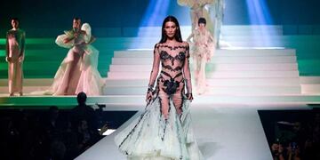 Bella Hadid se lució y desfiló con un vestido de novia transparente