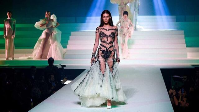 Bella Hadid se lució y desfiló con un vestido de novia transparente