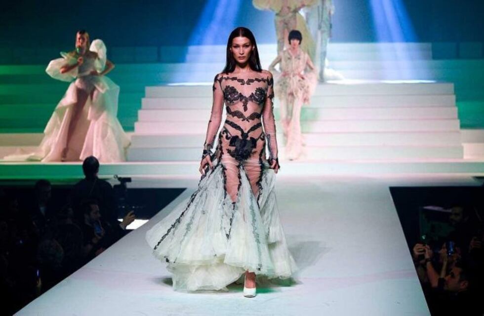 Bella Hadid se lució y desfiló con un vestido de novia transparente
