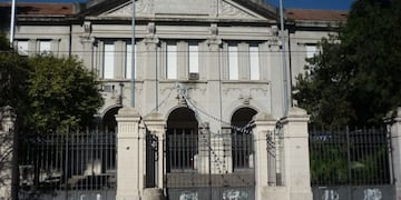 Escuela Normal, donde se detectó un caso de Dengue en una docente\u002E