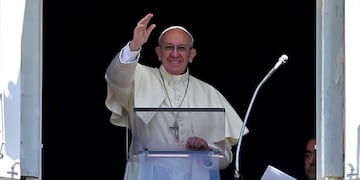 FILE PHOTO: Pope Francis waves as he leads the Angelus prayer in Saint Peter's Square at the Vatican July 9, 2017\u002E REUTERS/Max Rossi/File Photo