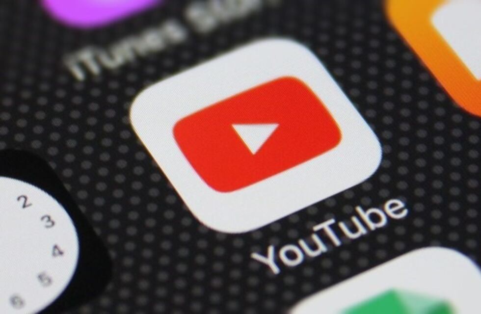 Youtube se une a Facebook y elimina cientos de videos de teorías conspirativas de "QAnon"