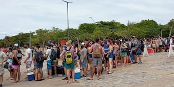 Las filas se mantuvieron durante horas para tratar de encontrar un lugar en la arena al otro lado del Paraná\u002E (@mumiyadanza)