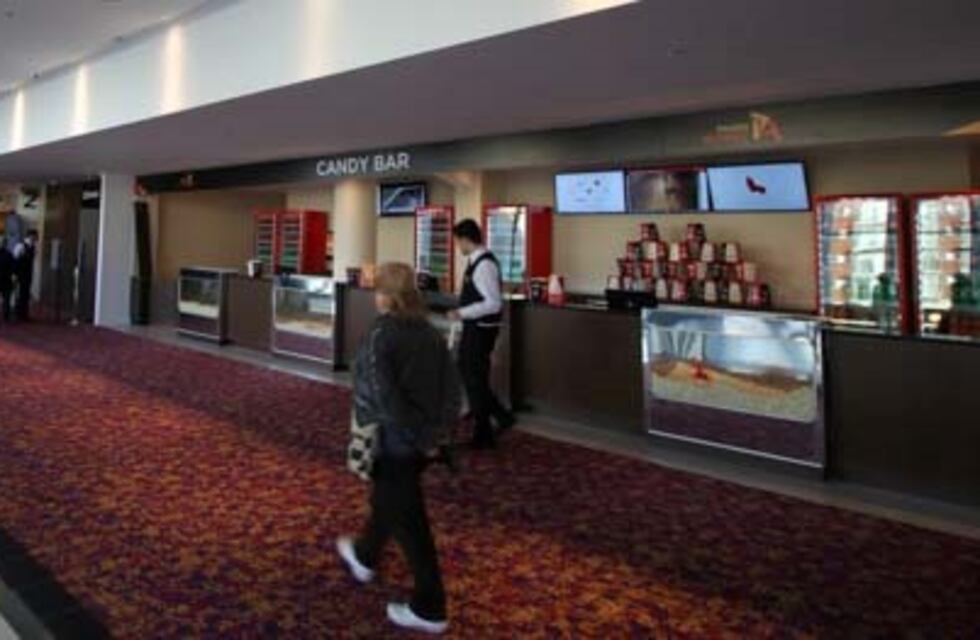 Detuvieron a una mujer que compró entradas para el cine por Internet con una tarjeta robada