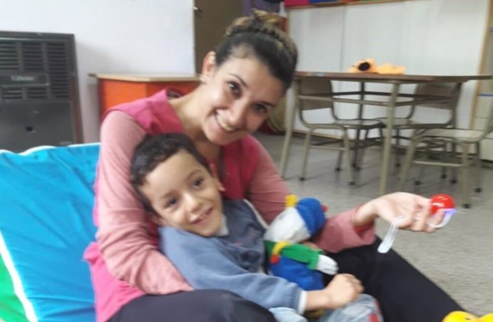 Desesperado pedido de una madre por una silla postural para su pequeño hijo