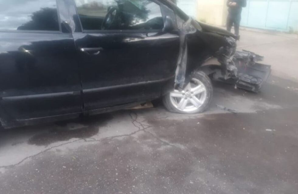 Manejaba borracho, se durmió al volante y se estrelló contra un poste