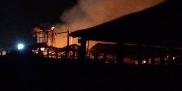 Un incendió destruyó el restaurante del balneario Costa Corvinas de Santa Clara (Foto: Web)