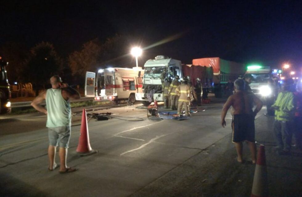 Un camionero quedó atrapado tras un choque en medio del caos vehicular sobre la ruta A012