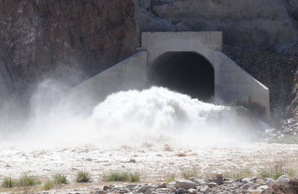 Se completaron con éxito las maniobras de limpieza en el dique Potrerillos